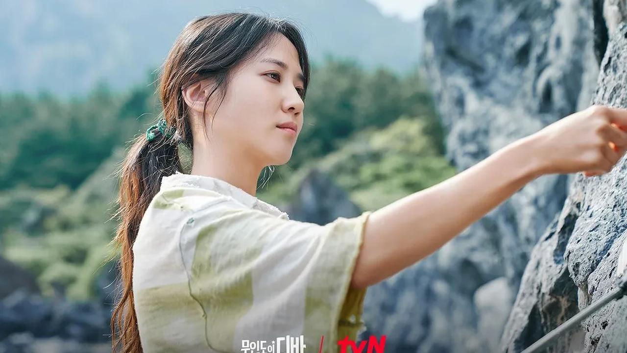 Kim Hyo Jin sebagai Yoon Ran Joo, penyanyi terkenal yang telah dilupakan masyarakat, dan Chae Jong Hyeop sebagai Kang Bo Geol, seorang PD di departemen hiburan YGN, menambahkan kedalaman pada cerita.