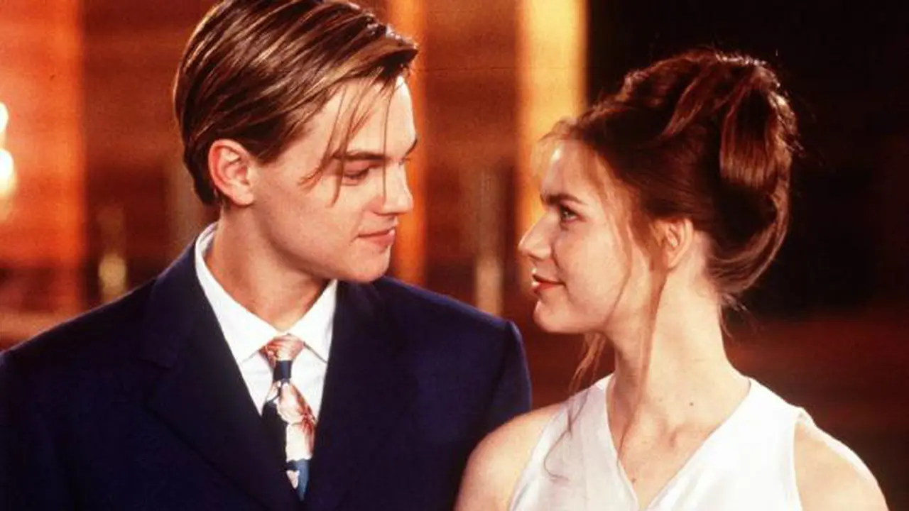 Film Romeo and Juliet diperankan oleh Leonardo DiCaprio dan Claire Danes