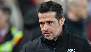 Pelatih Everton asal Portugal, Marco Silva tiba di lapangan sebelum pertandingan Liga Inggris melawan Liverpool di stadion Anfield (4/12/2019).  Everton resmi memecat manajer Marco Silva setelah 18 bulan bertugas di Goodison Park pada 5 Desember 2019. (AFP/Paul Ellis)
