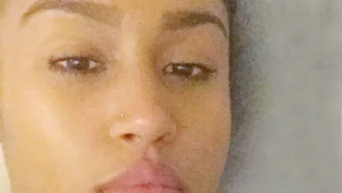 [Bintang] Bukan Wajah, Bayangan Cewek Ini Mirip Rihanna