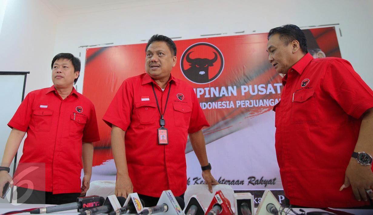 Ketua Fraksi PDIP Olly Dondokambey (tengah) memberikan keterangan pers usai rapat koordinasi di DPP PDIP, Jakarta, Kamis (17/9/2015). Dalam rapat Megawati meminta kepada fraksi untuk turun ke bawah sukseskan pilkada serentak. (Liputan6.com/Faizal Fanani)