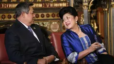 Presiden ke-6 RI Susilo Bambang Yudhoyono (SBY) duduk bersama istri, Ani Yudhoyono usai menyampaikan pidato dalam kunjungan kenegaraan di Istana Westminster, London, Inggris, 1 November 2012. (AFP PHOTO/POOL/Oli Scarff)