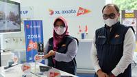 Presiden Direktur & CEO XL Axiata Dian Siswarini (kiri) dan Direktur & CTO XL Axiata, I Gede Darmayusa, mencoba demo layanan 5G yang tersedia di XL Center, XL Axiata Tower, Jakarta, Rabu (18/8). Foto: Corpcomm XL Axiata.