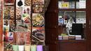 Seorang pemilik toko menunggu pelanggan di Deira Souk di kota Emirat Dubai (30/9/2020). Barang yang dijual di Deira Souk juga paling diminati turis seperti rempah dan emas. (AFP/Karim Sahib)