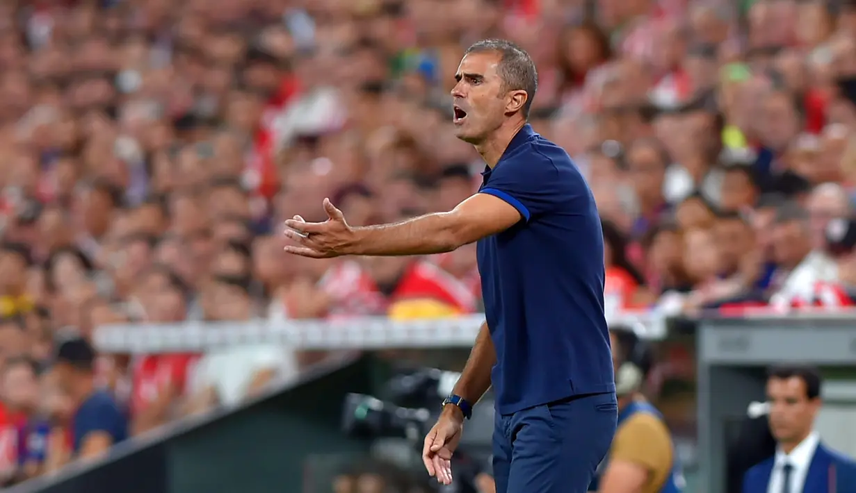 Pelatih Athletic Bilbao, Gaizka Garitano, memberikan arahan kepada pemainnya saat menghadapi Barcelona pada laga pekan pertama La Liga 2019-20 di stadion San Mames, Bilbao, Jumat (16/8). Barcelona kalah 0-1 dari Athletic Bilbao.
(AFP/Ander Gillenea)