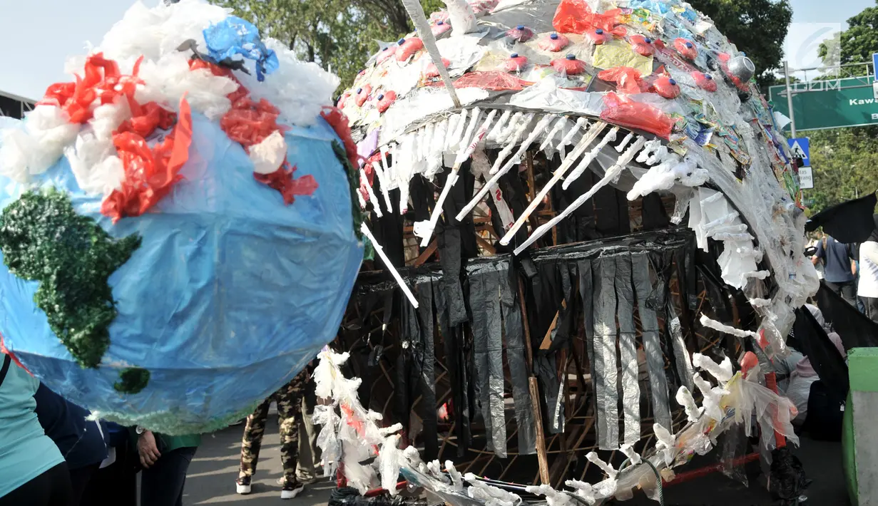 Karya instalasi "monster plastik" dalam pawai bebas plastik di Taman Aspirasi Monas, Jakarta, Minggu (21/7/2019). Monster plastik berupa rangka berbentuk menyerupai ikan Angler Fish setinggi 4 meter tersebut dibuat dari 500 kg sampah plastik. (merdeka.com/Iqbal S Nugroho)