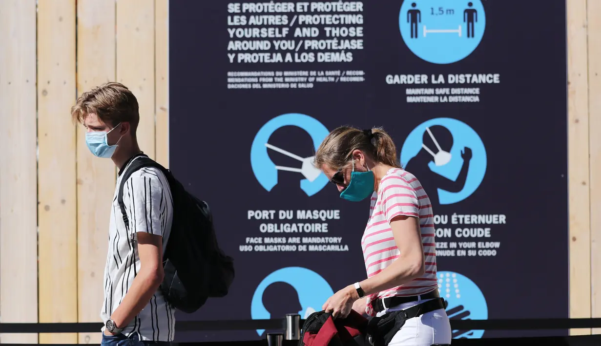 Orang-orang yang mengenakan masker mengantre untuk mengunjungi Menara Eiffel pada hari pembukaan kembali objek wisata tersebut di Paris, Prancis, pada 25 Juni 2020. Menara Eiffel dibuka kembali untuk umum pada Kamis (25/6) setelah ditutup selama tiga bulan akibat pandemi COVID-19. (Xinhua/Gao Jing)