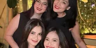 Persahabatan antara para Gadis Sampul di tahun 90an; Lulu Tobing, Cut Tari, Ersa Mayori, dan Novita Angie patut diacungi jempol. Keempatnya masih terlihat sangat dekat hingga saat ini. Di akhir tahun lalu, keempatnya terlihat makan malam bersama untuk merayakan akhir tahun bersama. Potret kebersamaan yang menawan karena pesona keempat perempuan ini yang seakan tak pernah luntur. [Foto: Instagram/ersamayori]