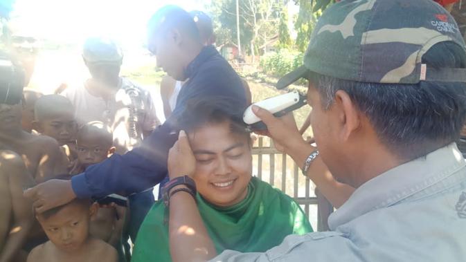 Selain ngagogo, sebagai bentuk sukuran kemenangan pilkades, warga Sukasenang juga dengan sukarela menggunduli kepala mereka hingga plontos (Liputan6.com/Jayadi Supriyadin)