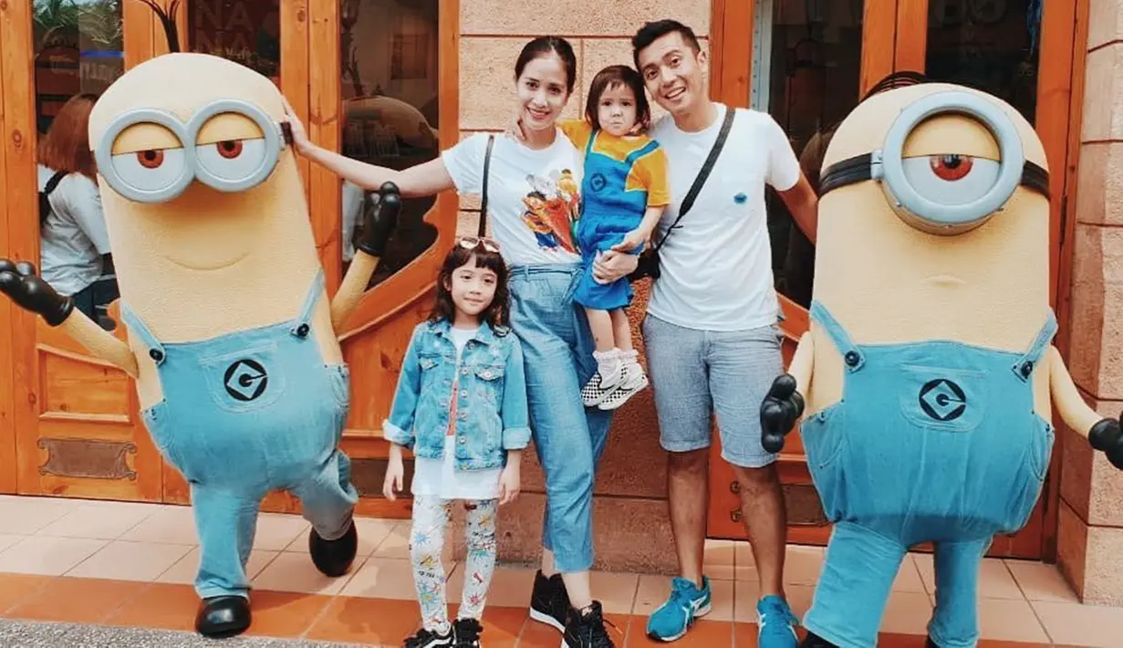 Fanny Fabriana & Zacky Badrudin juga selalu meluangkan waktu untuk berlibur bersama buah hati mereka. Salah satu ini seperti momen liburan di Universal Studio Singapore sebelum baby Dylan lahir. Kaiza lucu banget menahan nangis saat foto bareng Minions.(Liputan6.com/IG/fannyfabriana)