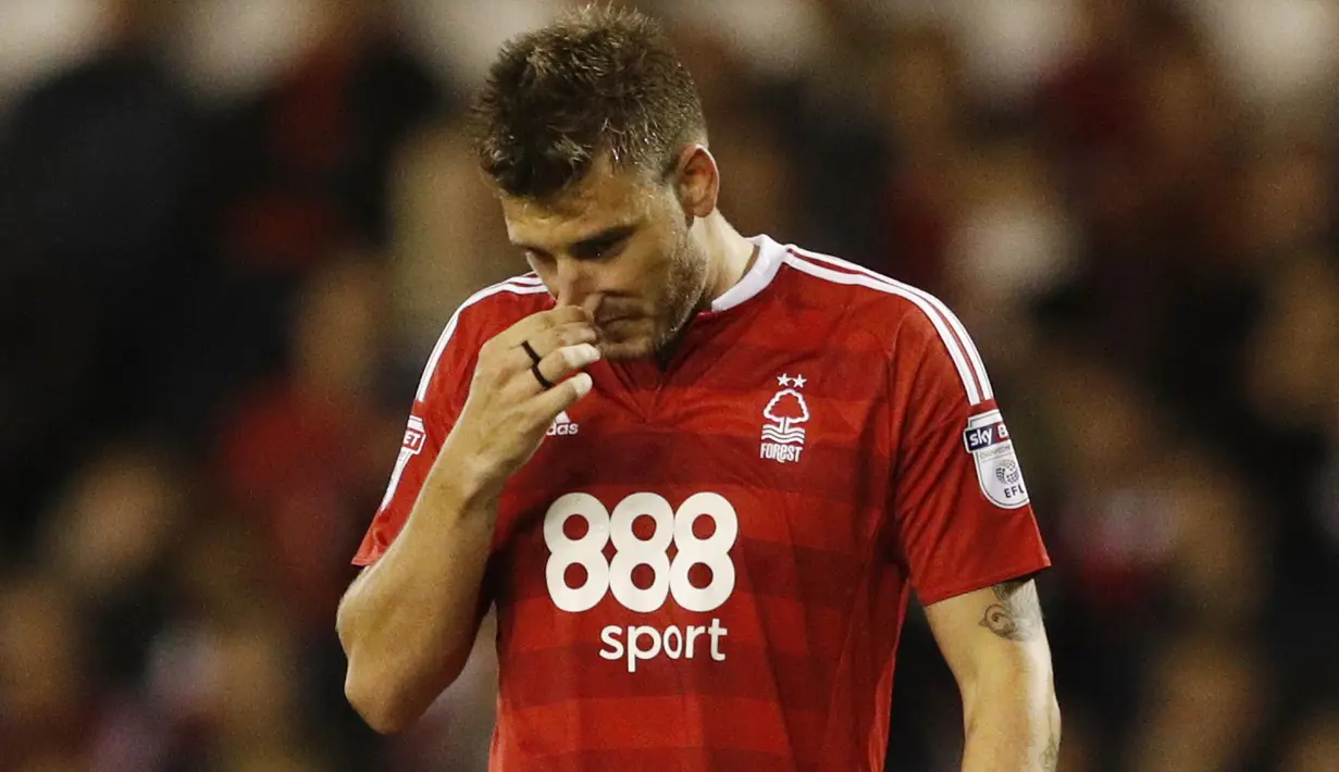 Pemain Nottingham Forest, Nicklas Bendtner tampak kecewa usai timnya kalah dari Arsenal pada putaran ketiga Piala Liga Inggris di Stadion The City Ground, Rabu (21/9/2016) dini hari WIB. (Action Images via Reuters/John Sibley)