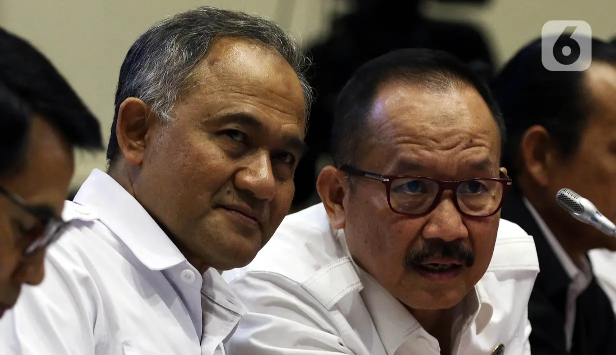 Kepala BNN Komjen Heru Winarko (kiri) saat mengikuti rapat kerja dengan Komisi III DPR di Gedung Nusantara II, Kompleks Parlemen, Jakarta, Kamis (21/11/2019). Rapat membahas rencana strategis BNN dan BNNP serta hasil pemeriksaan BPK semester I tahun 2019. (Liputan6.com/JohanTallo)