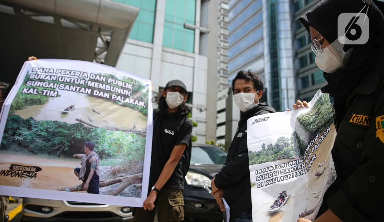 Aktivis Gerakan #BersihkanIndonesia menggelar aksi di Gedung BPJS Ketenagakerjaan, Selasa (23/11/2021). Mereka mendesak lembaga jaminan dana sosial pekerja milik negara ini berhenti terlibat dalam investasi yang merusak lingkungan dan hidup masyarakat di Kalimatan Timur. (Liputan6.com/Faizal Fanani)