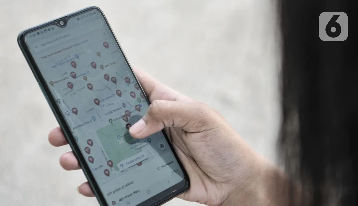 Warga menggunakan aplikasi Jakarta Kini (JAKI) saat mencari jaringan JakWiFi di area Lapangan Banteng, Jakarta, Selasa (8/9/2020). Pemerintah Provinsi DKI Jakarta mengklaim telah menyediakan 4.956 titik jaringan JakWiFi di lima wilayah administrasi. (merdeka.com/Iqbal S. Nugroho)