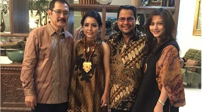 Rumah tangga penyanyi Mayangsari dan pengusaha Bambang Trihatmojo telah memasuki usia 17 tahun. Perayaan itu digelar secara meriah di hadiri para artis dan sosialita pada Sabtu (8/7/2017). (Instagram/cutkeke_xavier)