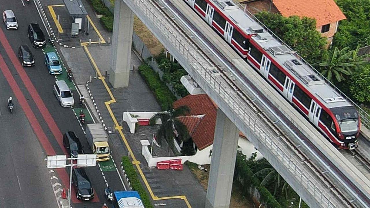 Dugaan kesalahannya disebut ada pada lebar lintasan yang membuat laju LRT Jabodebek mengurangi
kecepatannya.