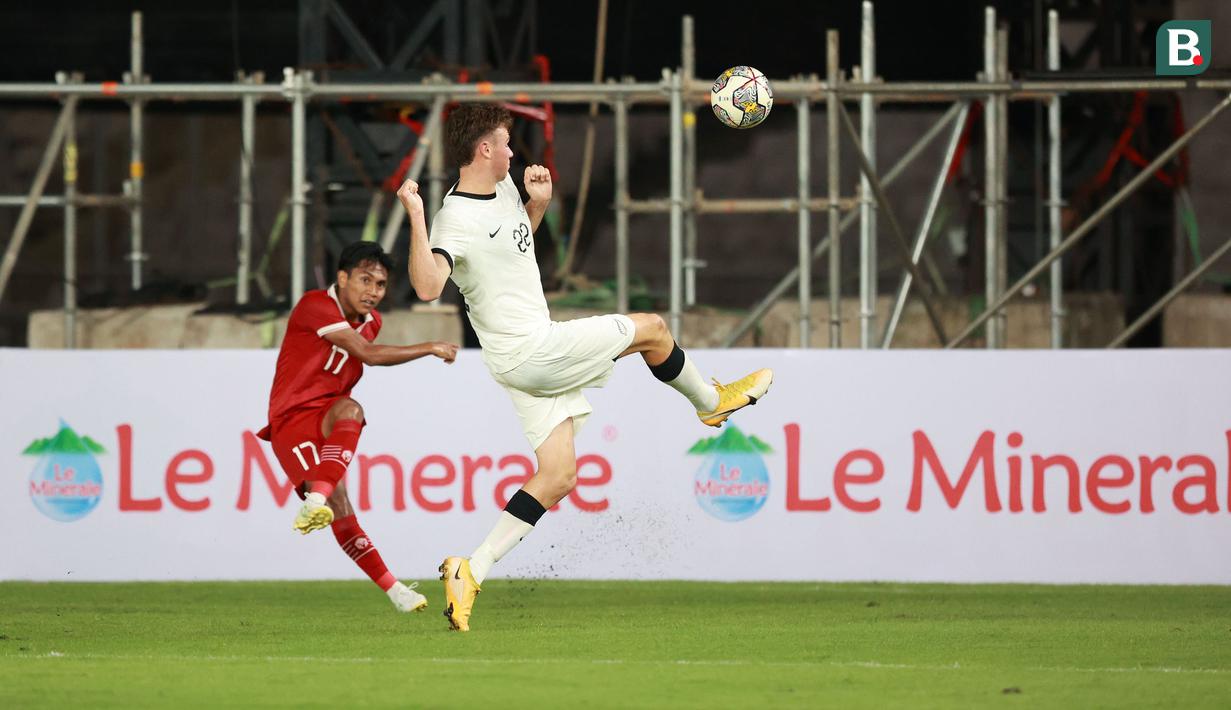 <p>Pemain Timnas Indonesia U-20, Frengky Missa menendang bola dibayangi pemain Selandia Baru, Jackson Thomas Jarvie pada laga International Friendly Match U-20 di Stadion Utama Gelora Bung Karno (SUGBK), Jakarta, Minggu (19/02/2023). (Bola.com/Ikhwan Yanuar)</p>