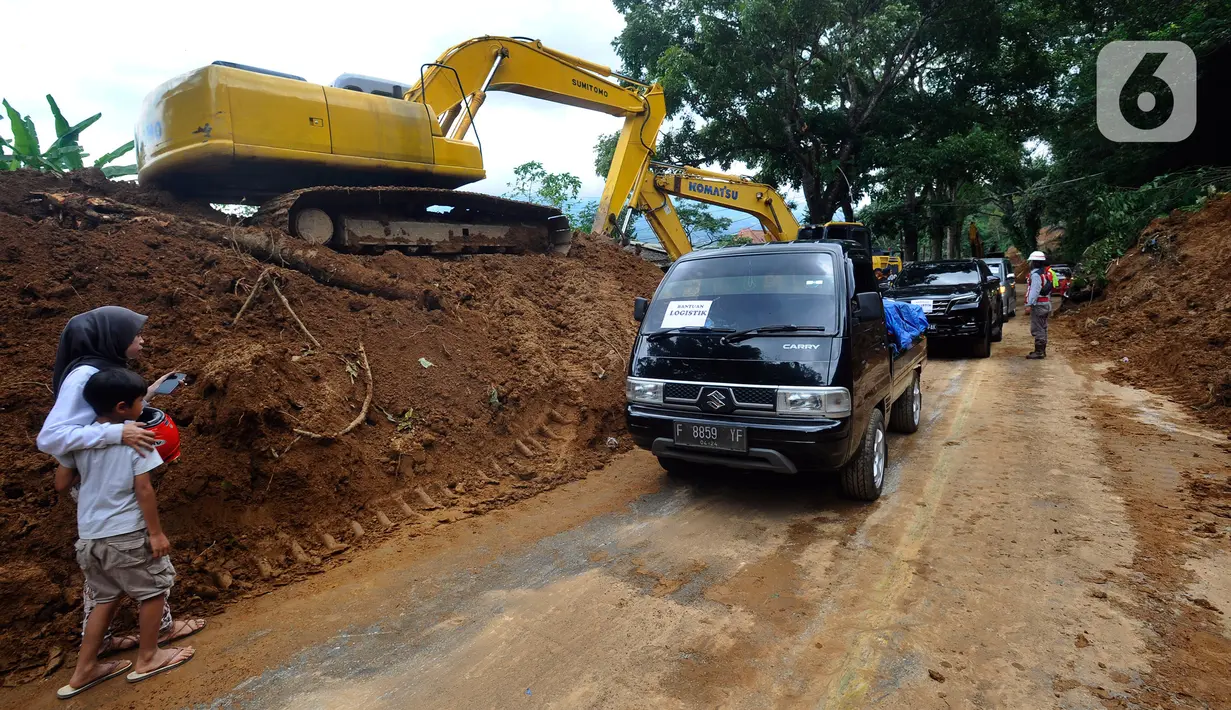 Kendaraan bermotor melintasi ruas jalan Cipanas - Cianjur yang sudah dibuka setelah terjadi longsor akibat gempa bumi di kawasan Cugenang, Cianjur, Jawa Barat, Selasa (22/11/2022). Ruas jalan Cipanas - Cianjur dibuka secara situasional karena di kawasan tersebut masih dilakukan proses evakuasi warga yang masih tertimbun longsor. (merdeka.com/Arie Basuki)