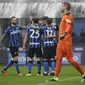 Bek Inter Milan Achraf Hakimi merayakan gol ke gawang Spezia pada laga Liga Italia di Stadio Giuseppe Meazza, Minggu (20/12/2020). (AP Photo/Luca Bruno)