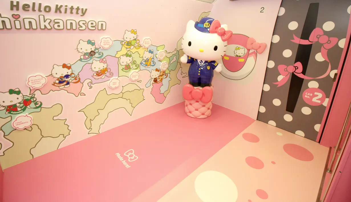 Sebuah spot untuk penumpang berfoto di dalam kereta Shinkansen dengan tema Hello Kitty di Prefektur Fukuoka, Jepang, 25 Juni 2018. Shinkansen ini akan beroperasi 3 bulan ke depan dari Osaka hingga Fukuoka setiap hari Sabtu (AFP/West Japan Railway/Handout)