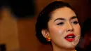 Vicky shu yang bernama asli Vicky Veranita Yudhasoka itu tampak hot dengan polesan lipstik merah menyala di bibir seksinya ketika ditemuidi kawasan Jakarta Pusat, Senin (11/5/2015). (Liputan6.com/Faisal R Syam)