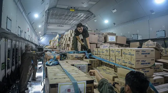 Seskab Teddy: 6 Pesawat TNI AU Kembali Bawa Bantuan ke NTT dan Kalimantan