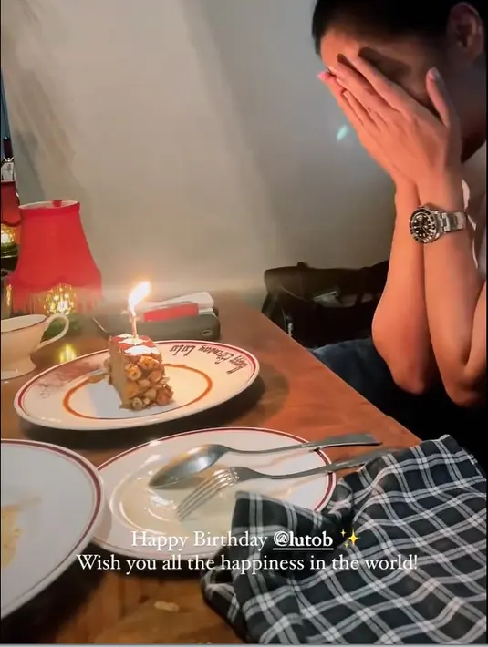 Dari video singkat, Lulu Tobing tampak bertemu dengan Cut Tari, Ersa Mayori dan Novita Angie. Mereka berempat tampak makan di sebuah restoran. Tanpa disangka, ternyata tiga sahabatnya tersebut telah menyiapkan kejutan manis. [Instagram/cuttaryofficial]