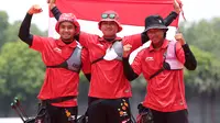 Trio Alviyanto Prastyadi Bagas, Arif Pangestu Dwi, dan Riau Salsavilla Ega Agata yang sukses meraih medali emas SEA Games 2021 buat Indonesia, Rabu (18/5/2022) siang WIB. Ketiganya tampil memukau pada kategori Men's Team Recurve. (Bola.com/Ikhwan Yanuar Harun)