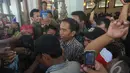 Usai berbelanja batik, Jokowi langsung diserbu warga yang ingin berjabat tangan dengan dirinya, Cirebon, Jawa Barat , Rabu (18/6/2014) (Liputan6.com/Herman Zakharia).