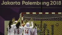 Atlet bola tangan Indonesia melakukan selebrasi usai menaklukkan Malaysia pada laga Asian Games 2018 di GOR Popki Cibubur, Jakarta Timur, Selasa (14/8/2018). Indonesia menang 23-15 atas Malaysia. (Bola.com/Vitalis Yogi Trisna)