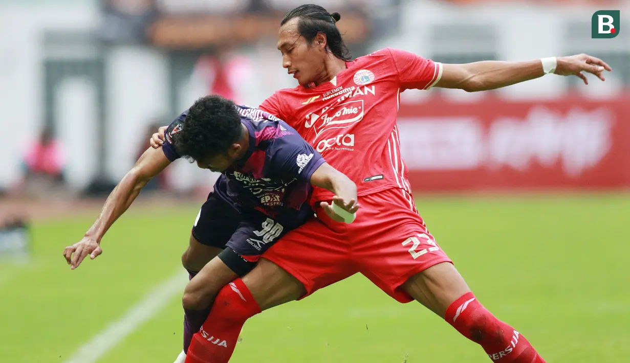 Pemain Persija Jakarta, Hansamu Yama (kanan) berebut bola dengan pemain Rans Nusantara FC, Alfin Tuasalamony pada laga persahabatan antara Persija Jakarta menghadapi Rans Nusantara FC di Stadion Wibawa Mukti, Cikarang, Sabtu (16/7/2022). (Bola.com/M Iqbal Ichsan)