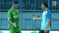Bhayangkara FC terpaksa harus bermain imbang dengan Persela Lamongan. Kedua tim berbagi satu gol di Stadion Kanjuruhan, Malang.