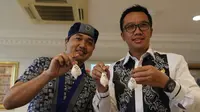 Menpora Iman Nahrawi bersama Ketua Umum Gerakan Mahasiswa Kristen Indonesia (GMKI) Sahat Martin Philip Sinurat menunjukkan gantungan kunci Asian Games.
