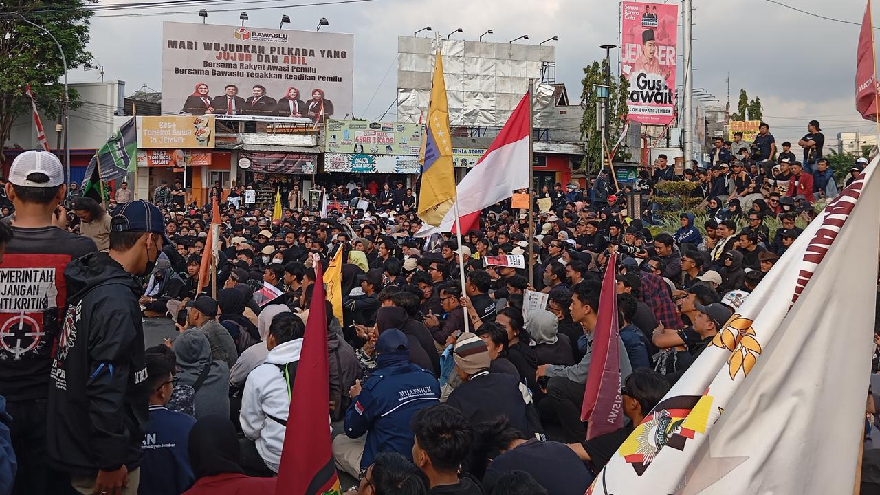 Tolak Politik Dinasti, Ribuan Mahasiswa di Jember Demo Kawal Putusan MK