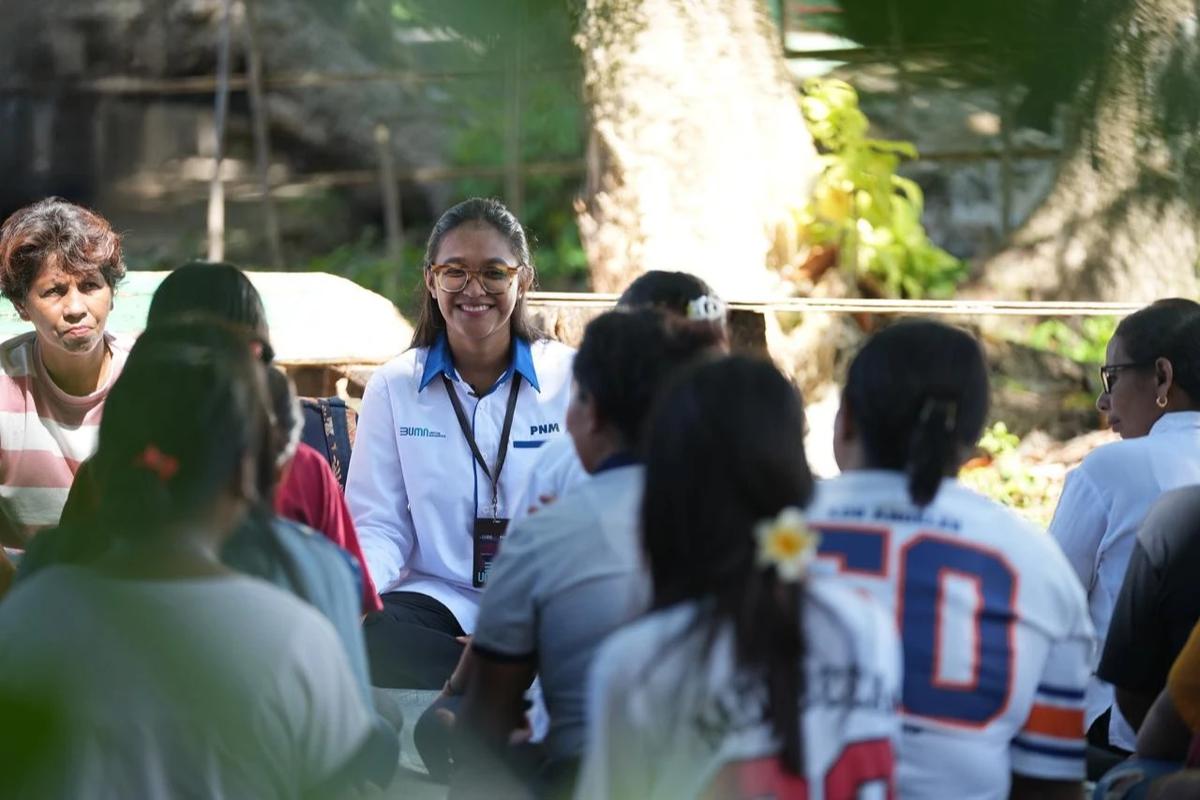 AO PNM saat memberikan pendampingan kepada nasabah