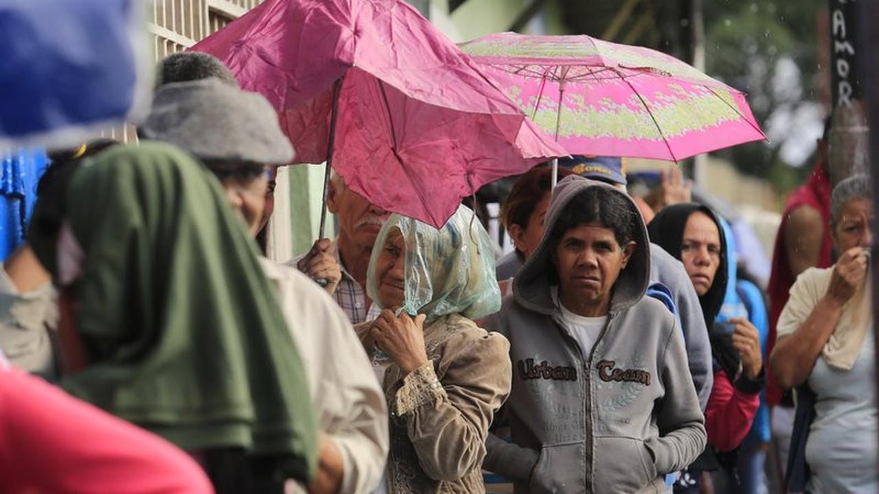 Warga Venezuela mengantre di tempat memberikan suara untuk Pilpres 2018. (AP Photo/Juan Carlos Hernandez)