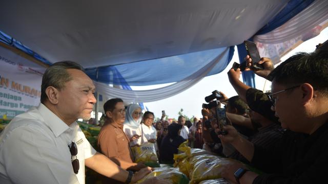 Menteri Perdagangan Zulkifli Hasan dalam Gerakan Pangan Murah (GPM) di lapangan Jambi Business Center (JBC), Kecamatan Jambi Selatan, Kota Jambi, Jambi, pada Sabtu, (23/9/2023). (Dok Kemendag)