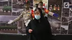 Etty binti Toyib saat tiba di bandara Soekarno Hatta, Tangerang, Senin (6/7/2020). Etty binti Toyyib merupakan Pekerja Migran Indinesia  asal Majalengka, Jawa Barat yang lolos dari hukuman mati di Arab Saudi berkat tebusan 4 juta riyal atau Rp 15,5 miliar. (Liputan6.com/Angga Yuniar)