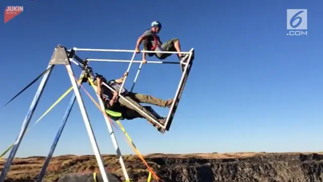 Dua pria punya cara ekstrem terjun ke jurang setelah melompat dari ayunan.