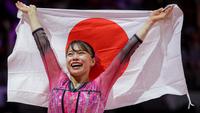 Pesenam Jepang, Aiko Sugihara merayakan kemenangan pada nomor senam lantai final aparatus putri Kejuaraan Dunia Gimnastik 2025 di Indonesia Arena, Senayan, Jakarta, Sabtu (25/10/2025). (Bola.com/Bagaskara Lazuardi)