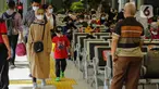 Calon penumpang membawa anaknya berjalan di Stasiun Senen, Jakarta, Sabtu (23/10/2021). PT Kereta Api Indonesia (Persero) kembali memperbolehkan anak-anak usia di bawah 12 tahun naik KA Jarak jauh mulai 22 Oktober 2021. (Liputan6.com/Faizal Fanani)
