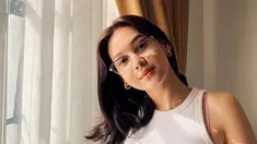 Blasteran Amerika Serikat, paras cantik Sandrinna Michelle sering dipuji netizen. Memulai karier sejak belia, tentunya banyak penggemar yang sudah mengikuti perjalanan karier Sandrinna Michelle. Dulu imut dan menggemaskan, Sandrinna Michelle kini makin cantik dan memesona. Gaya berpakaiannya sering dikomentari, Sandrinna memilih untuk mematikan kolom komentar. (Liputan6.com/IG/@sandrinna_11)