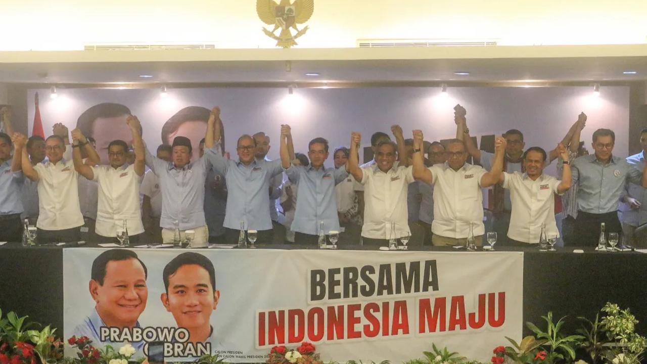 Sejalan dengan itu, kata Christoper, survei Indo Barometer juga menempatkan Gibran sebagai representasi anak muda yang memiliki kinerja baik dan merakyat.<br>