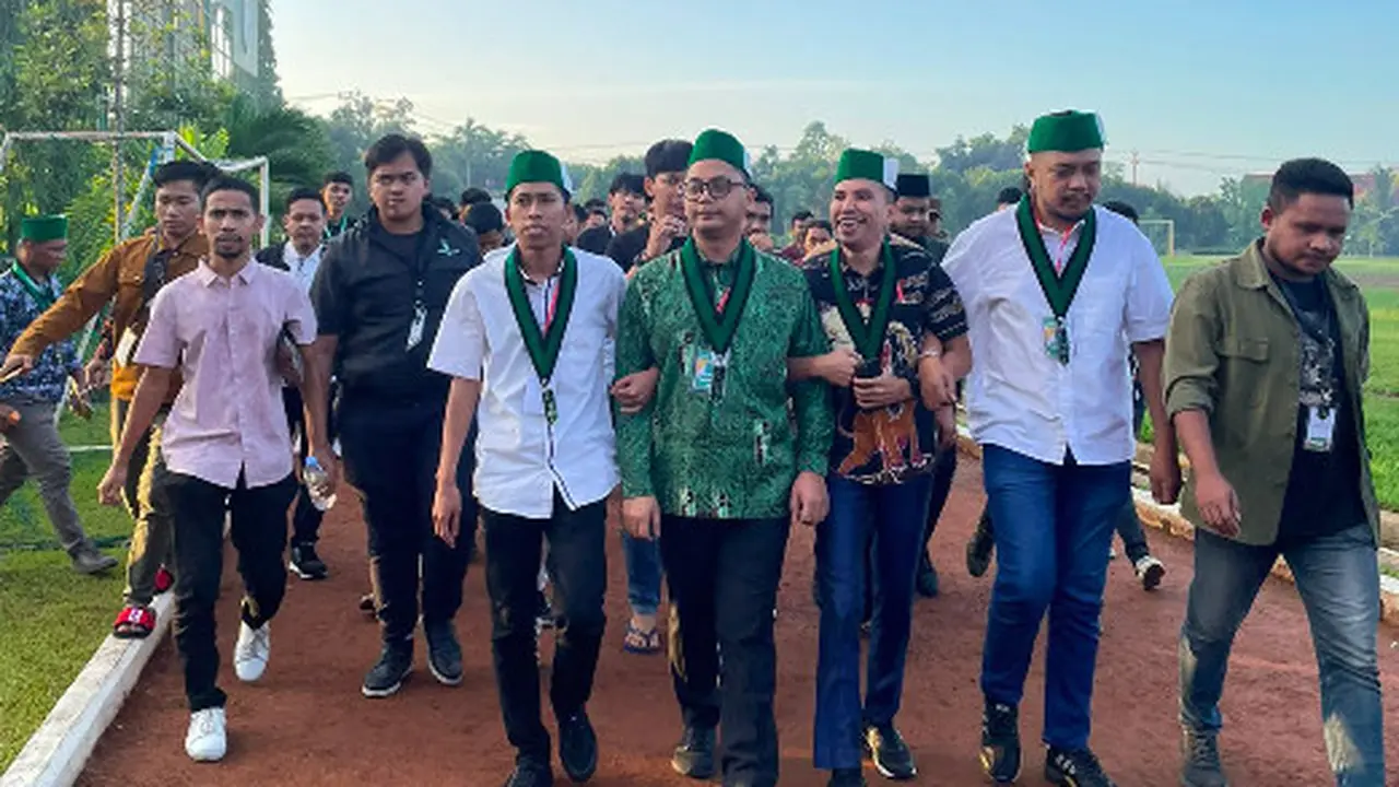 Kandidat calon etua umum PB HMI Bagas Kurniawan bersama sejumlah pendukung dan simpatisannya saat menuju arena Kongres HMI. (Istimewa)