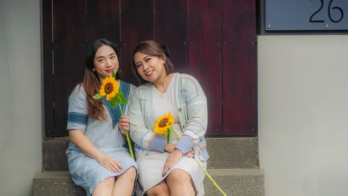wanita januari berdua tersenyum