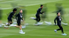 (Dari kanan) Pemain Real Madrid Lucas Vazquez, Jude Bellingham dan Toni Kroos menghadiri sesi latihan menjelang lanjutan Liga Champions Grup C, di Real Madrid Sport City di Valdebebas, Selasa (28/11/2023). (OSCAR DEL POZO / AFP)
