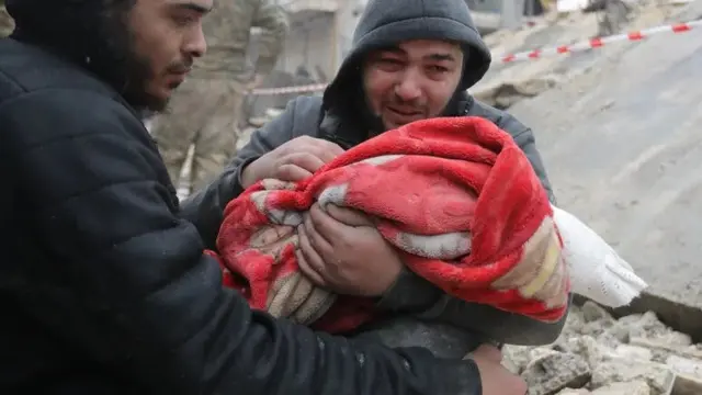 Korban dari gempa bermagnitudo 7,7 mengguncang wilayah di Jindires, Suriah. (Rami al Sayed/AFP)