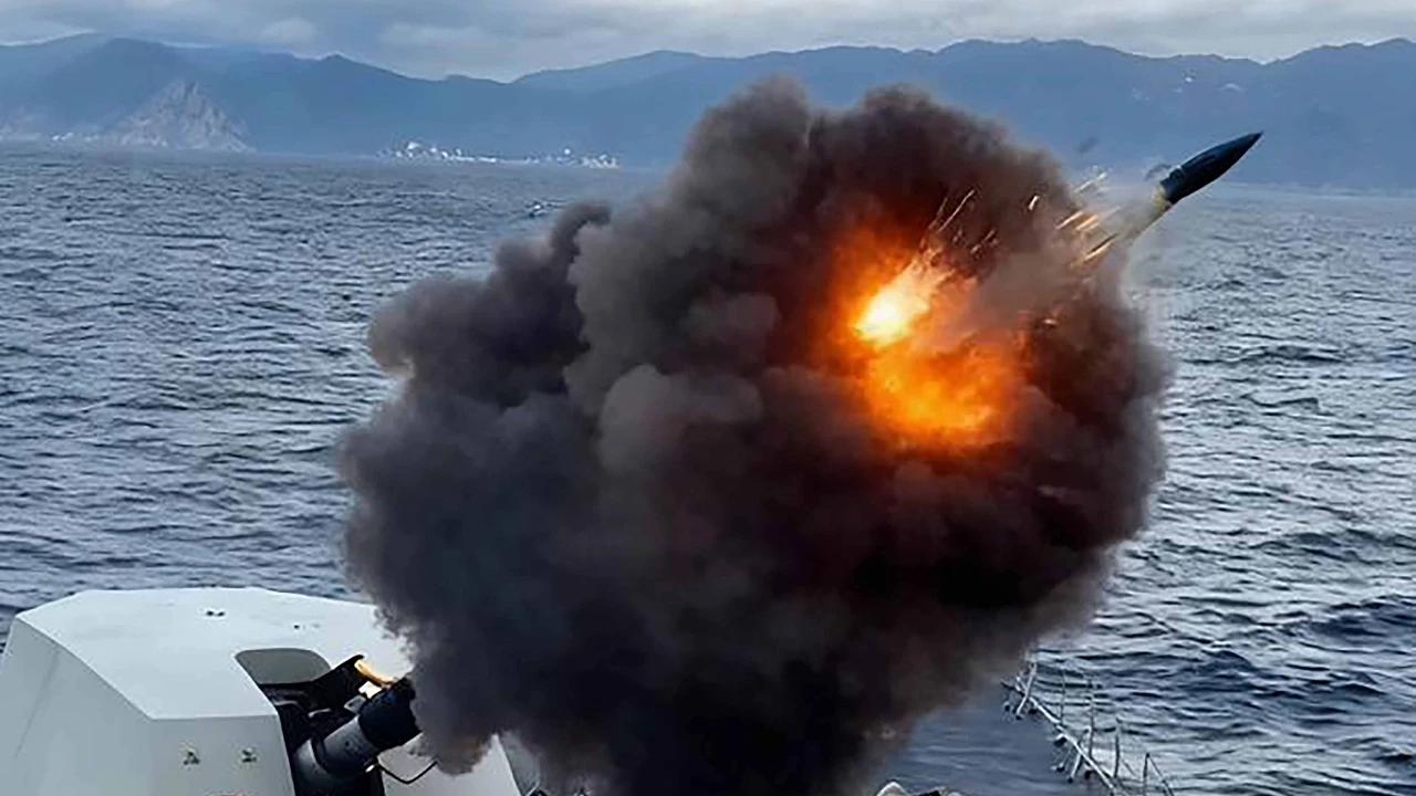FOTO: Prajurit TNI AL Uji Meriam 127 MM KRI Prabu Siliwangi 321