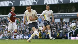 Robbie Keane yang telah pensiun pada Juli 2018 bersama klub India, ATK Kolkata, menjadi pemain pertama Republik Irlandia yang mampu mencetak hattrick di Premier League. Bukan hanya sekali, ia melakukannya sebanyak tiga kali, semua bersama Tottenham Hotspur. Hattrick pertama dibuat pada pekan ke-23 musim 2002/2003 saat menang 4-3 atas Everton, yang kedua dibuat pada pekan ke-15 musim 2003/2004 saat menang 5-2 atas Wolverhampton. Sementara hattrick terakhirnya dibuat saat mencetak 4 gol dalam kemenangan 5-0 atas Burnley pada pekan ke-7 musim 2009/2010. (AFP/Ian Kington)