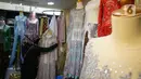 Penjahit memeriksa pakaian di Pasar Mayestik, Jakarta, Selasa (11/5/2021). Menjelang Lebaran, pesanan jahitan turun sebesar 50 persen akibat pandemi COVID-19 serta larangan pemerintah terkait mudik luar kota dan mudik lokal. (Liputan6.com/Faizal Fanani)